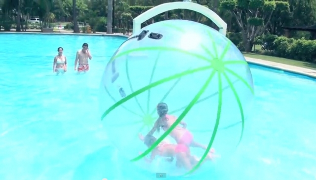  Um den Pool herumlaufen 